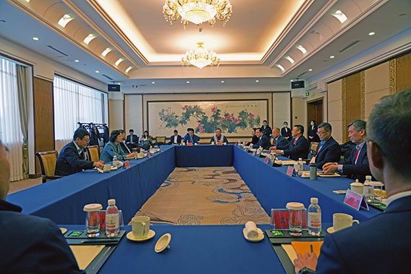 市民族团结进步协会深化铸牢中华民族共同体意识教育实践座谈会举行